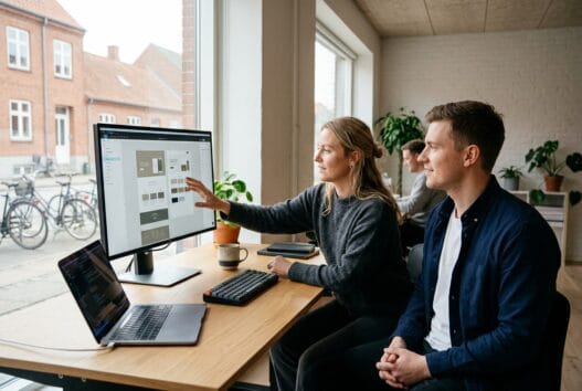 Dansk webbureau i venslev med team, der arbejder med digitale løsninger ved computere